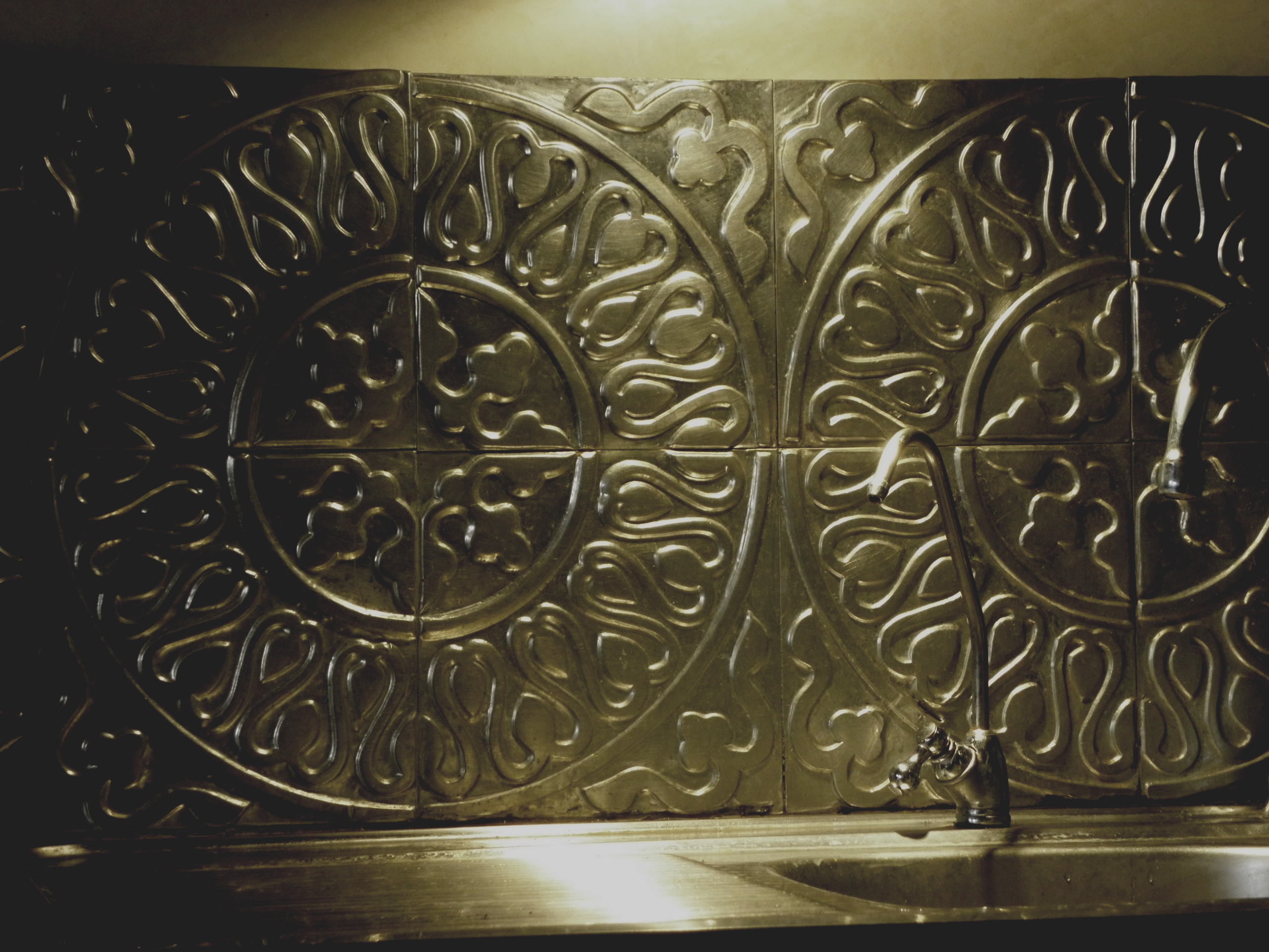 Crédence en métal repoussé ( dosseret ) decorateur (paris)